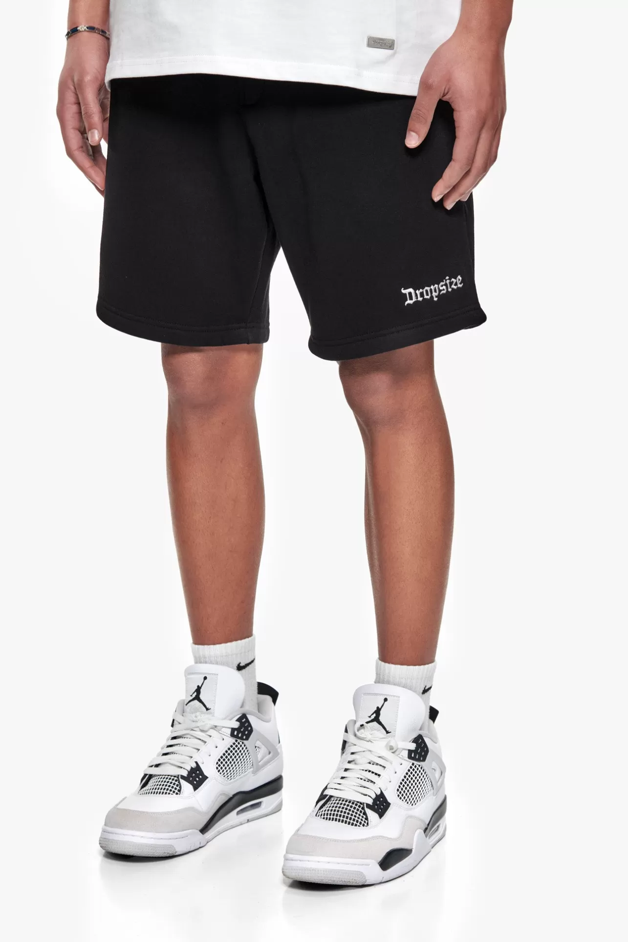 Dropsize HEAVY EMBO SWEATSHORTS BLACK* Shorts